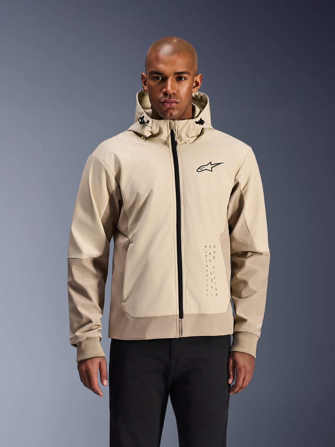 Alpinestars Radium Tech Hoodie, lys beige hættetrøje med lynlås, sort Alpinestars-logo på brystet, sort lynlås og snoretrækninger, teknisk sportswear, unisex