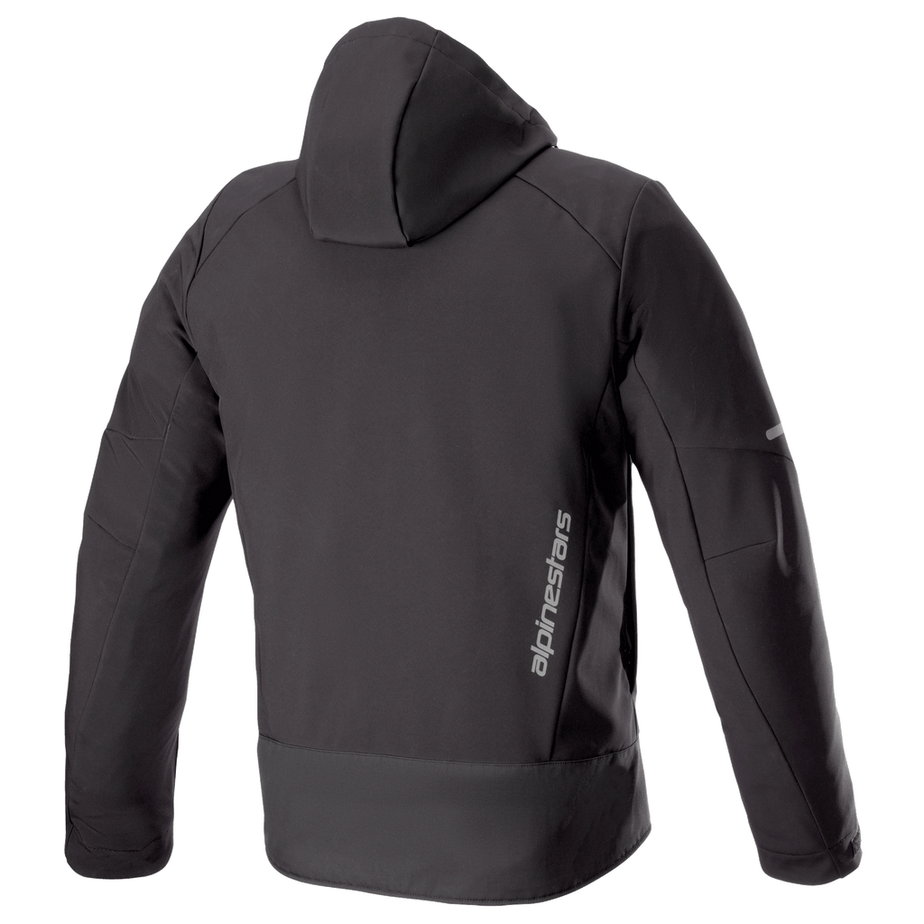 Alpinestars Neo Waterproof Hoodie, teknisk urban motorcykeljakke, sort, set bagfra med aftagelig hætte, lodret sølvfarvet Alpinestars-branding på lænden og reflekterende detaljer på ærmerne.