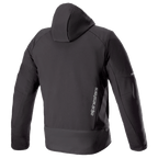 Alpinestars Neo Waterproof Hoodie, teknisk urban motorcykeljakke, sort, set bagfra med aftagelig hætte, lodret sølvfarvet Alpinestars-branding på lænden og reflekterende detaljer på ærmerne.