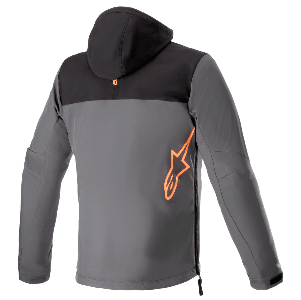 Alpinestars Sherpa Hoodie, set bagfra, teknisk motorcykeljakke i sort og grå, stort fluorescerende orange Alpinestars-logo nederst på ryggen, lynlåsåbning i siden, softshell-udstyr til bykørsel