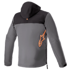 Alpinestars Sherpa Hoodie, set bagfra, teknisk motorcykeljakke i sort og grå, stort fluorescerende orange Alpinestars-logo nederst på ryggen, lynlåsåbning i siden, softshell-udstyr til bykørsel