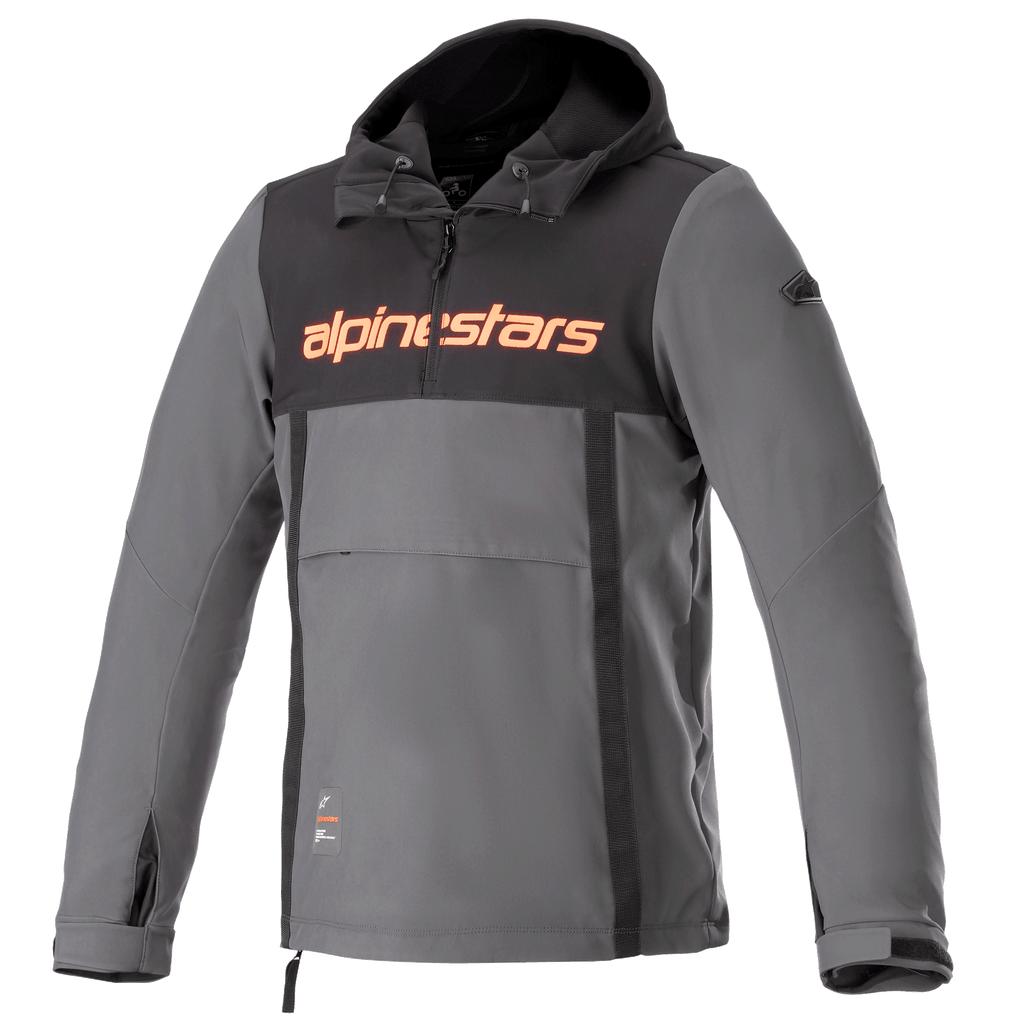 Alpinestars Sherpa Hoodie, teknisk urban motorcykeljakke, grå med sort brystpanel og orange logo, anorak-stil med kængurulomme og justerbare manchetter, vindtæt softshell-design