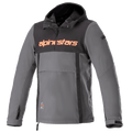 Alpinestars Sherpa Hoodie, teknisk urban motorcykeljakke, grå med sort brystpanel og orange logo, anorak-stil med kængurulomme og justerbare manchetter, vindtæt softshell-design