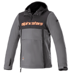 Alpinestars Sherpa Hoodie, teknisk urban motorcykeljakke, grå med sort brystpanel og orange logo, anorak-stil med kængurulomme og justerbare manchetter, vindtæt softshell-design