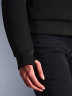 Nærbillede af Alpinestars Stella Chrome Superairflow hættetrøje, sort, detaljeret 3D mesh-tekstil, ribstrikket stretch-manchet med integreret tommelfingerløkke, sikker pasform