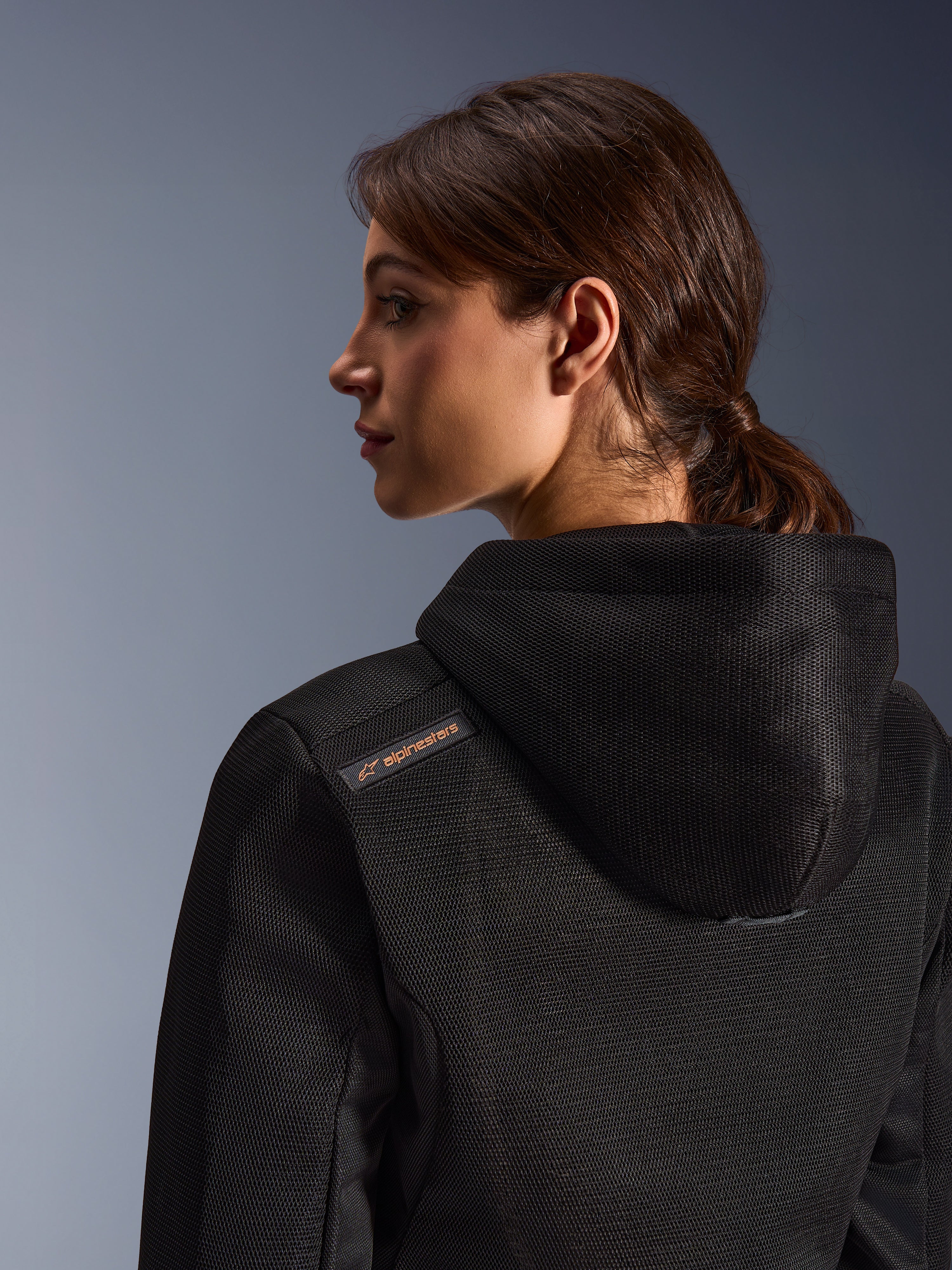 Alpinestars Stella Chrome Superairflow Hoodie, motorcykelhættetrøje til kvinder, sort med kobberfarvet logodetalje, nærbillede af 3D-mesh-konstruktion på ryggen og skulderen, teknisk beskyttelsesudstyr til urban sportskørsel