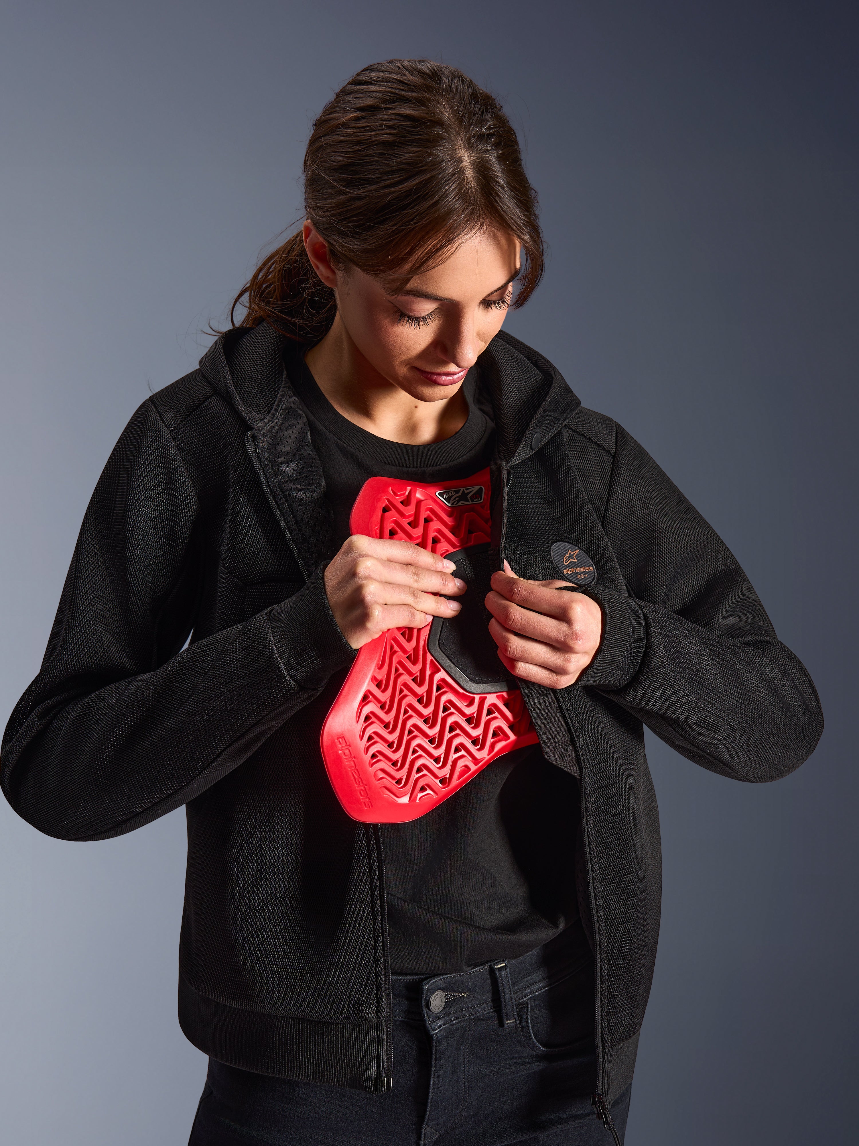 Alpinestars Stella Chrome Superairflow Hoodie, motorcykel-hættetrøje til damer, sort, model der holder en rød Nucleon brystbeskytter, letvægts 3D-mesh-konstruktion til by- og sportskørsel