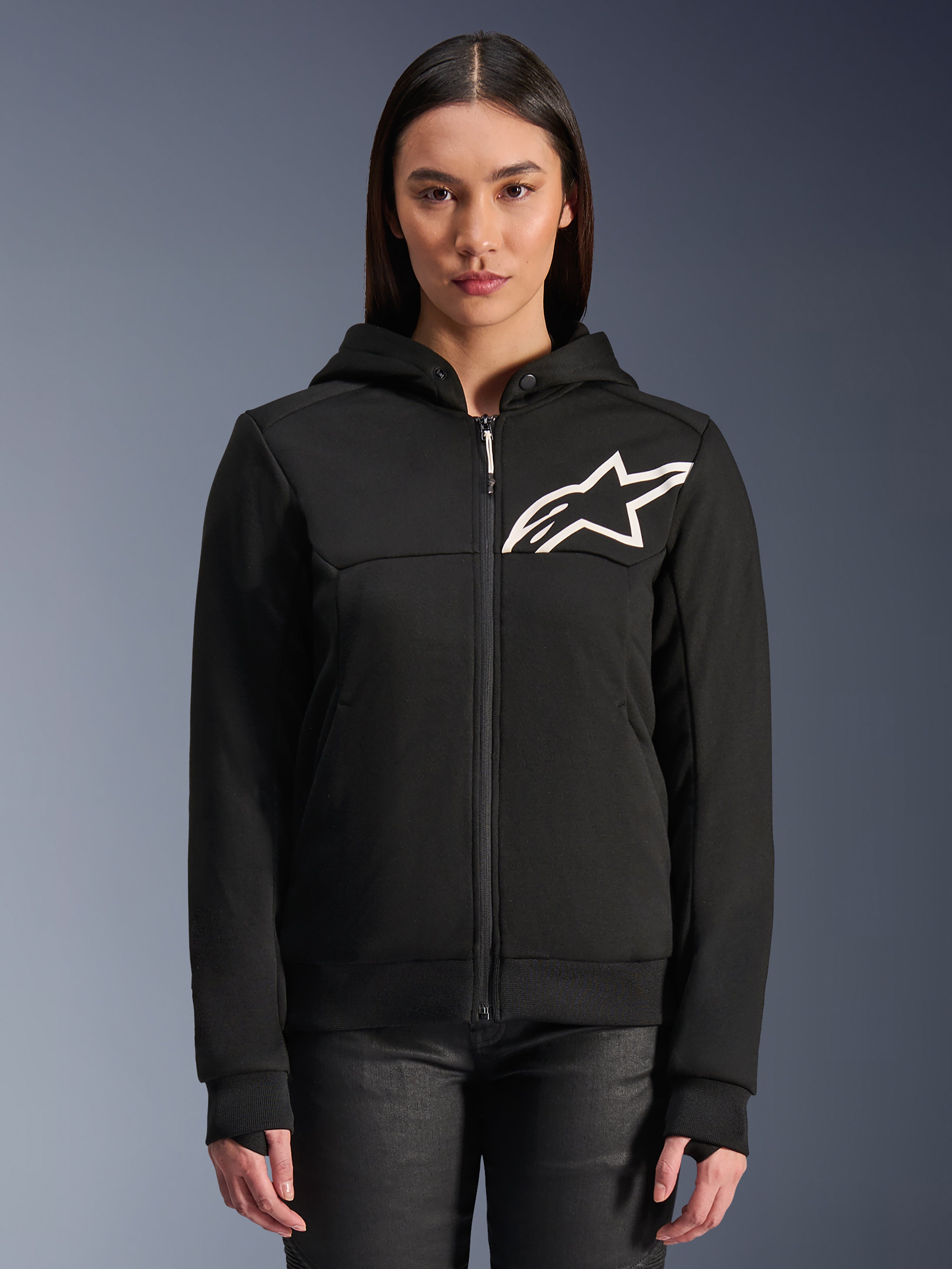 Alpinestars Stella Chrome V2 Sport Hoodie til damer, sort motorcykel-hættetrøje med lynlås, hvidt stjerne-logo på brystet, tech fleece-konstruktion, hætte med trykknap i kraven, afslappet urbant performance-udstyr