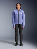 Alpinestars Stella Chrome V2 Sport hættetrøje til kvinder, Blue Violet med hvidt Astars-logo på brystet, teknisk fleece med gennemgående lynlås og hætte, båret med sorte motorcykelbukser og kørestøvler, afslappet urbant køreudstyr til damer