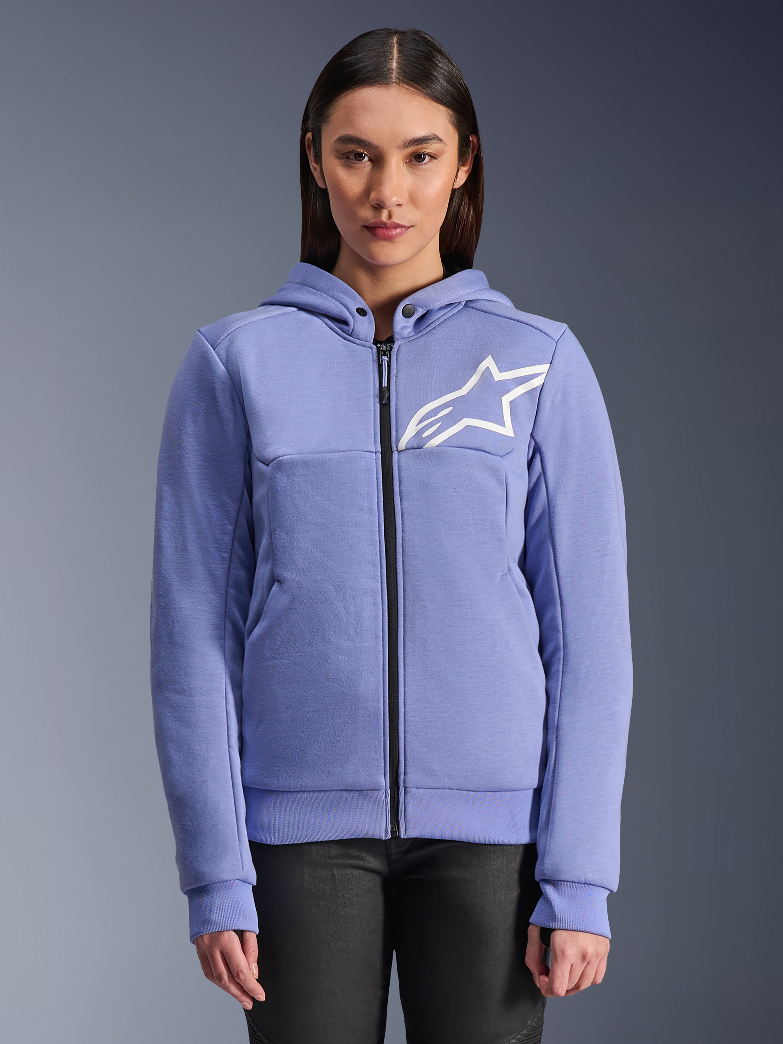 Alpinestars Stella Chrome V2 Sport Hoodie, motorcykel-hættetrøje til damer, blåviolet med hvidt stjerne-logo, gennemgående lynlås foran, hættelukning med trykknapper, teknisk fleece-materiale til bykørsel, afslappet beskyttende motorcykeljakke