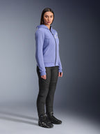 Alpinestars Stella Chrome V2 Sport Hoodie til kvinder, motorcykel-hættetrøje i blåviolet med hvidt Alpinestars-logo på brystet, båret af en model med sorte MC-bukser og sorte motorcykelstøvler, urbant køreudstyr til kvinder