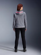 Alpinestars Stella Chrome V2 Sport Hoodie, motorcykelhættetrøje til kvinder, Gray Heather og Pink Fluo, set bagfra viser lyserødt Alpinestars-logo på hætten, båret med sorte kørebukser og støvler, afslappet motorcykelbeklædning til kvinder