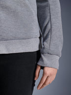 Alpinestars Stella Chrome V2 Sport Hoodie i gråmeleret, nærbillede af ribkant og manchetter, teknisk fleece-materiale, urbant motorcykeludstyr til kvinder