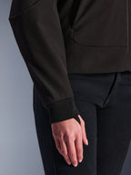 Alpinestars Stella Radium Tech Hoodie, sort, detaljebillede af den ribbede stretch-manchet og tommelfingerløkke, 3-lags vindtæt tekstilskal, urban motorcykelbeklædning til kvinder