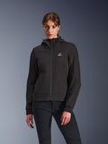 Alpinestars Stella Radium Tech Hoodie, motorcykel-hættejakke til kvinder, sort, lynlås-design med rundt logo på brystet og hætte, teknisk tøj til bykørsel, båret af model
