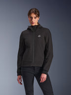 Alpinestars Stella Radium Tech Hoodie, motorcykel-hættejakke til kvinder, sort, lynlås-design med rundt logo på brystet og hætte, teknisk tøj til bykørsel, båret af model