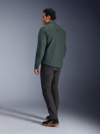 Alpinestars Bryon Water Resistant Overshirt, mørk smaragdgrøn, urban motorcykeljakke set bagfra, båret med mørke bukser og sorte sneakers, moderne arbejdstøjsinspireret design.