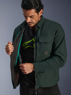 Alpinestars Bryon Water Resistant Overshirt, Dark Emerald, lifestyle-visning af model, der viser den indvendige termiske vest og de blågrønne lynlåsdetaljer, urban motorcykeljakke i vokset lærred med cargo-lommer