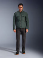 Alpinestars Bryon WR Overshirt, vandafvisende motorcykeljakke, Dark Emerald, båret med sorte bukser og sorte støvler, med konstruktion i vokset lærred, brystlommer og et moderne urbant design.
