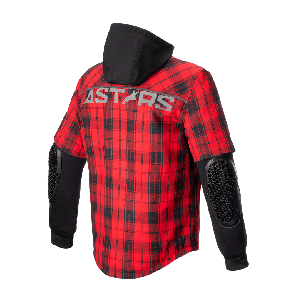 Alpinestars MO.ST.EQ Tartan skjorte, motorcykel-skjortejakke, Flame Red og sort, set bagfra med rødt ternet mønster, sort hætte, lange sorte ærmer med synlig bikubemønstret albuebeskyttelse og ASTARS-branding over skuldrene