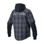 Alpinestars MO.ST.EQ Tartan skjorte, urban motorcykeljakke, Tar Gray Black, set bagfra med 'ASTARS'-branding over skuldrene, en fast sort hætte og synlig honeycomb-albuebeskyttelse på lange sorte ærmer