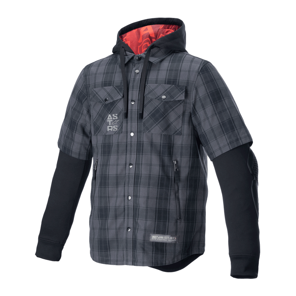 Alpinestars MO.ST.EQ Tartan Shirt, beskyttende motorcykel-skjortejakke, mørkegråt og sort ternet mønster, kortærmet ternet yderside med integreret sort langærmet hættetrøje, rødt hættefor, bryst- og håndlommer, afslappet køreudstyr til bybrug