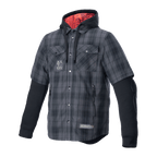 Alpinestars MO.ST.EQ Tartan Shirt, beskyttende motorcykel-skjortejakke, mørkegråt og sort ternet mønster, kortærmet ternet yderside med integreret sort langærmet hættetrøje, rødt hættefor, bryst- og håndlommer, afslappet køreudstyr til bybrug