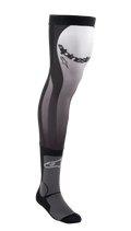 Alpinestars Knee Brace Socks, lange motocross-strømper, sort, hvid og grå, over-knæet design med overdel i strækbar Lycra, meshindsatser, ribbet ankelpolstring og Alpinestars-logo på låret