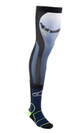 Alpinestars Knee Brace Socks, lange motocross-strømper, Night Navy og neongul, med overdel i strækbart Lycra med mesh-indsatser, kant med silikonegreb og polstret ankelstøtte til off-road beskyttelse