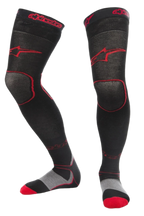 Alpinestars MX Long Tech Tykke Strømper, motocross-strømper, sort og rød, længde til midt på låret med rød branding, grå og røde detaljer på sålen, teknisk materiale designet til off-road racing og motocross-støvler