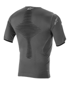 Alpinestars Roost basislag top, motocross-basislag, antracit-sort, set bagfra med strikket åndbar konstruktion, tekstureret central ventilationszone, korte ærmer og Alpinestars stjernelogo på kraven og ærmet