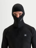 Alpinestars AT-8 Merino balaclava, sort motorcykelbalaclava og basislag båret af model, med merinoblanding og åbent ansigtsdesign
