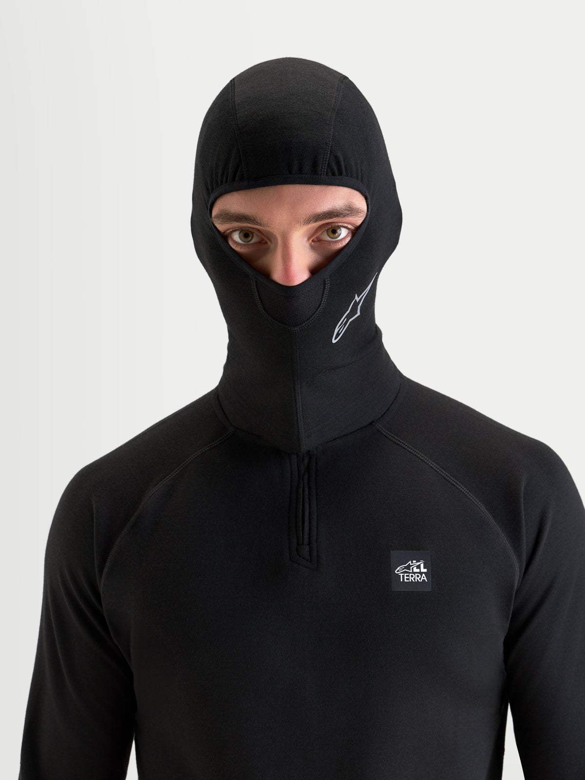 Alpinestars AT-8 Merino balaclava, sort motorcykelbalaclava og basislag båret af model, med merinoblanding og åbent ansigtsdesign