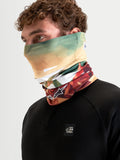 Alpinestars Buff Peaks PrimaLoft halsedisse, brun og grøn motorcykelhalsedisse, båret af mandlig model, med isolerende og fugttransporterende tekstilkonstruktion til koldt vejr