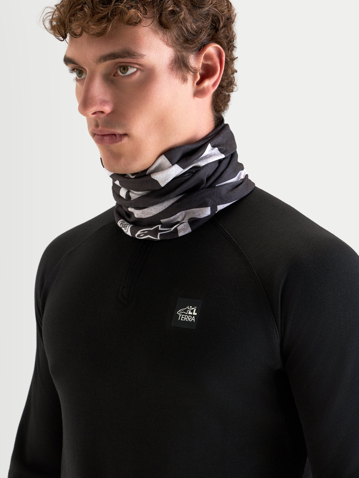 Alpinestars Buff All Terra Primaloft halsedisse, sort og grå motorcykel- og udendørs halsedisse med PrimaLoft-isolering og let tekstilkonstruktion, båret af mandlig model