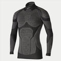 Alpinestars Ride Tech Top Long Sleeve Winter, motorcykel basislag, sort og grå, teknisk langærmet top med bikubestrukturerede paneler med dobbelt tæthed, kompressionspasform, høj hals med hvidt Alpinestars-logo, teknisk termoundertøj til koldt vejr