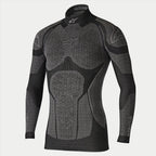 Alpinestars Ride Tech Top Long Sleeve Winter, motorcykel basislag, sort og grå, teknisk langærmet top med bikubestrukturerede paneler med dobbelt tæthed, kompressionspasform, høj hals med hvidt Alpinestars-logo, teknisk termoundertøj til koldt vejr