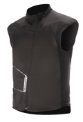 Alpinestars HT Heat Tech Vest, sort ærmeløst opvarmet motorcykelbaselag, høj krave med asymmetrisk vinklet frontlynlås, teknisk tekstilkonstruktion med hvidt Alpinestars-logo, termisk underlag til vintereventyr og landevejskørsel