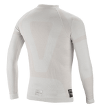 Alpinestars ZX Evo V2 langærmet top, baselayer til motorsport, hvid-grå, set bagfra med letvægts sømløs tubulær konstruktion og FIA-certificeringsmærkater ved den nederste kant