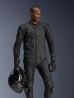Alpinestars Dusk Airflow læderjakke, sort, mandlig kører med matchende læderbukser og handsker, holder en sort hjelm, med perforerede læderpaneler og integreret beskyttelse til sportslig motorcykelkørsel