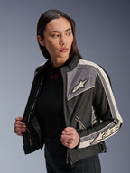 Alpinestars Stella T-Dyno WR jakke til kvinder, tekstil motorcykeljakke, sort, mørkegrå og ecru, vintage-inspireret design med sporty striber og logoer på bryst og ærmer, båret af en model, urbant udstyr til vej