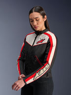 Alpinestars Stella T-Dyno WR-jakke, tekstil-motorcykeljakke til damer, sort, ecru og klar rød, vintage-inspireret design med rødt Alpinestars-logo på brystet og branding på ærmet, båret af en model i et studiemiljø
