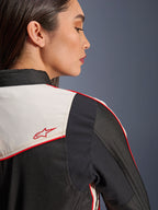 Alpinestars Stella T-Dyno WR-jakke i Black Ecru Bright Red, nærbillede af skulderen og ryggen, med ecru-paneler, røde tittekanter og et rødt Alpinestars-stjernelogo, tekstilmotorcykeludstyr til kvinder