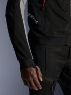 Alpinestars Troop-Air Pro-jakke, premium pansret luftjakke, sort, askegrå og klar rød, med 2D tech-mesh-konstruktion for ventilation, askegrå ærmepaneler, rød lynlåsdetalje og integrerede manchetter med tommelfingerhuller, båret med matchende bukser