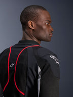 Alpinestars Troop-Air Pro-jakke, teknisk pansret luftjakke, sort, askegrå og lysende rød, nærbillede af profil og rygvisning, der viser mesh-tekstilpaneler, røde piping-detaljer og hvide Astars-logoer på skulderen og den øverste del af ryggen