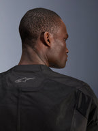 Alpinestars C-1 Air jakke, sort motorcykeljakke, nærbillede af ryggen der viser åndbare tech mesh-paneler og et reflekterende Alpinestars-logo på kraven, urbant køreudstyr