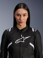 Kvindelig model iført Alpinestars Stella T-SPS Air V2-jakke, motorcykeljakke til damer, sort og hvid, med åndbare mesh-paneler og hvidt Alpinestars-logo på brystet, sportsligt design til landevejskørsel