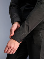 Alpinestars Stella C-1 Air Jakke, sort, nærbillede af ærmemanchetten med et diskret heat transfer-logo, letvægts tekstil- og mesh-konstruktion, urban motorcykelbeklædning til kvinder