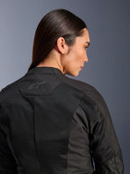 Alpinestars Stella C-1 Air jakke til damer, tekstil motorcykeljakke, sort, nærbillede bagfra der viser tech mesh-ventilationspaneler og et reflekterende stjernelogo på øverste del af ryggen, moderne urbant køreudstyr