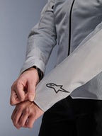 Nærbillede af Alpinestars Stella C-1 Air-jakke i sølv, med teknisk mesh-konstruktion og et sort Alpinestars-logo på venstre ærme, urban motorcykeljakke til kvinder med reflekterende branding